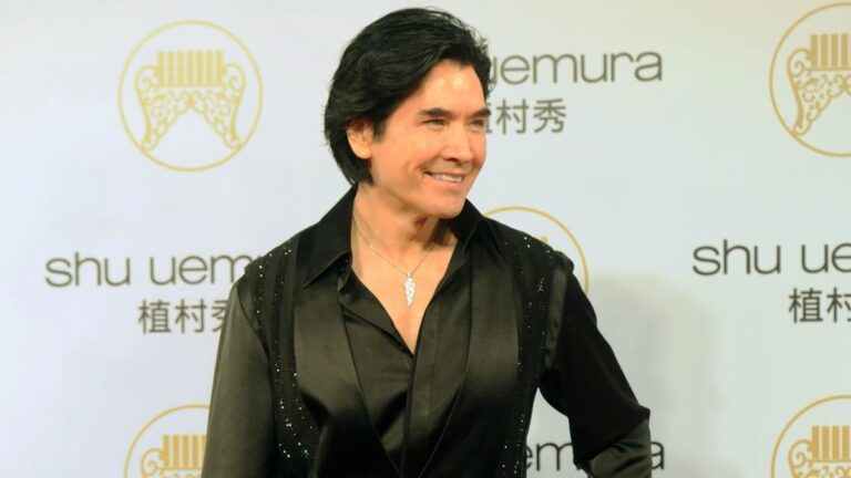61歲費翔分享旅遊照 網友直呼認不出