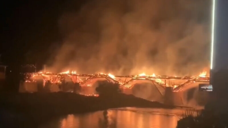 中国现存最长木拱廊桥 万安桥遭焚毁