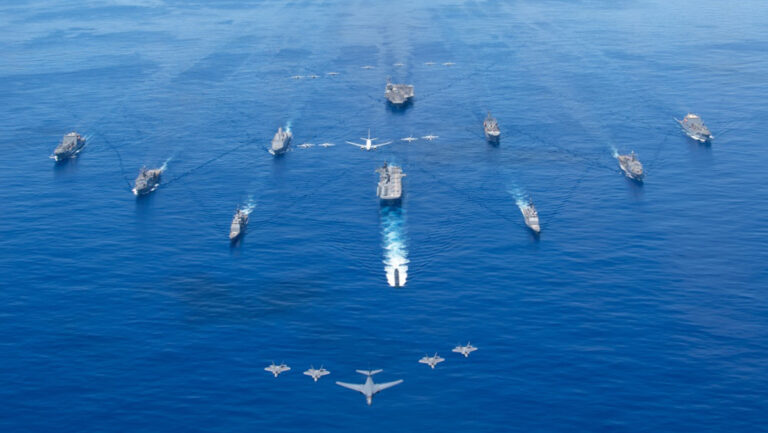 觀察員：美軍艦跨台海 捍衛台灣民主燈塔