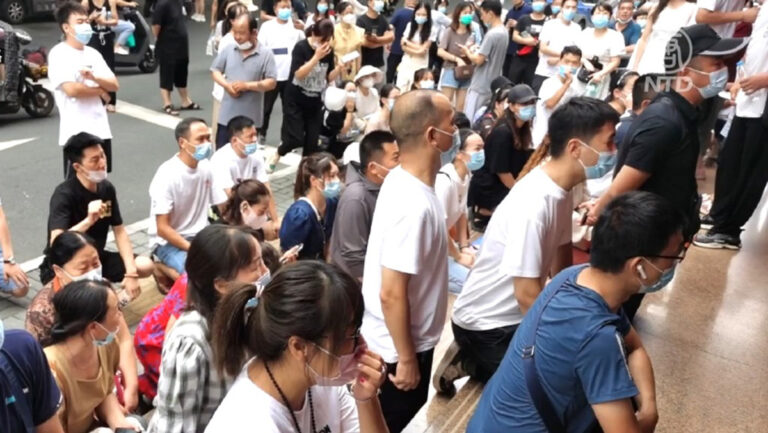 洛陽爛尾樓上百業主下跪要求復工