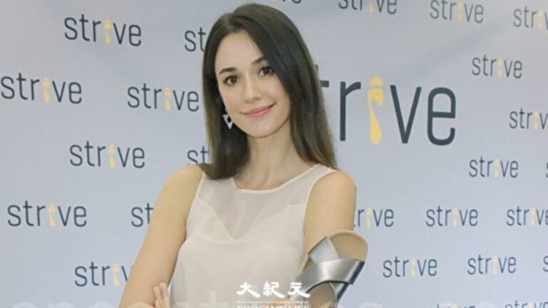 瑞莎雙膝跪地平視小選手  教練風範獲讚
