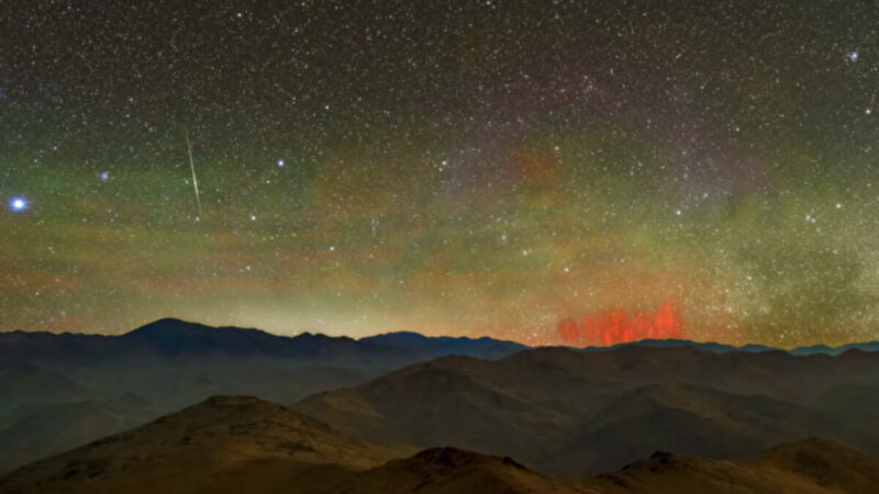 罕见景象 阿他加马沙漠上空现“红色精灵”