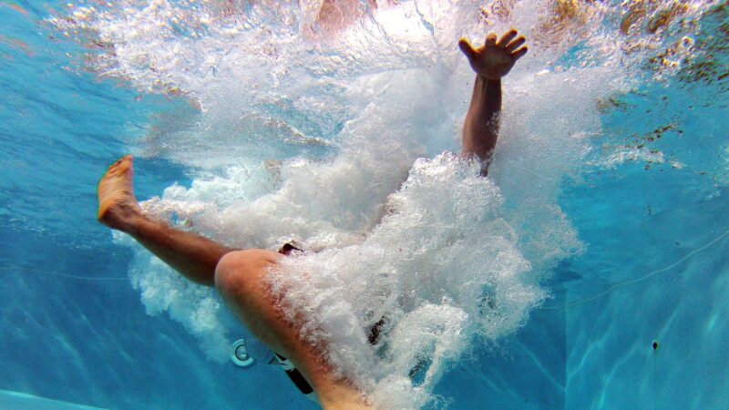 媽媽泳池病發險溺亡 10歲兒跳水救母畫面曝光