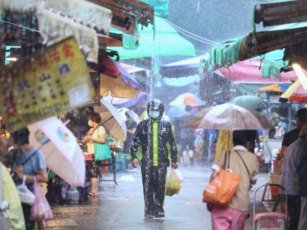 台风轩岚诺转强台北上 北台湾雨势晚间缓和