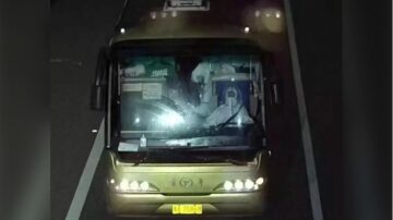 貴陽大巴翻車深夜轉運仍繼續 民怒：「我們都在車上！」