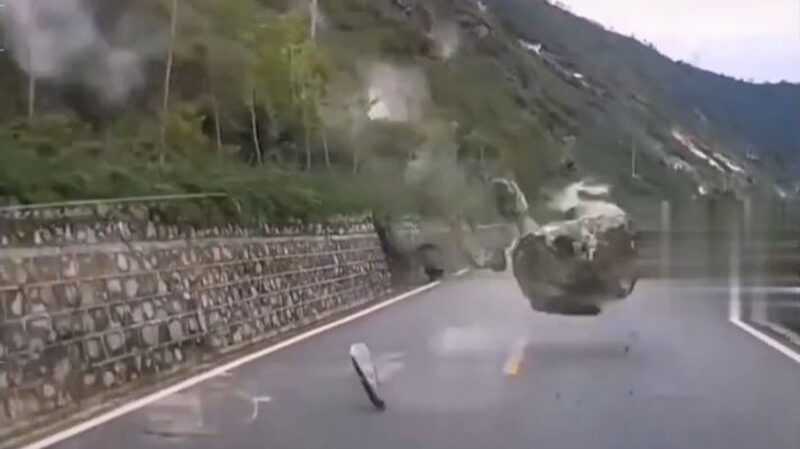 四川地震 男子察覺不對急速倒車 巨石瞬間砸下（視頻）