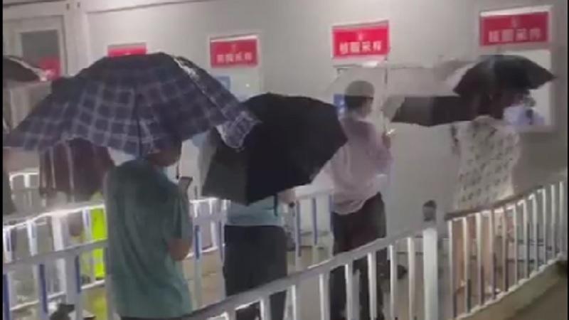 台风来袭 上海市民冒雨做核酸大排长龙（视频）