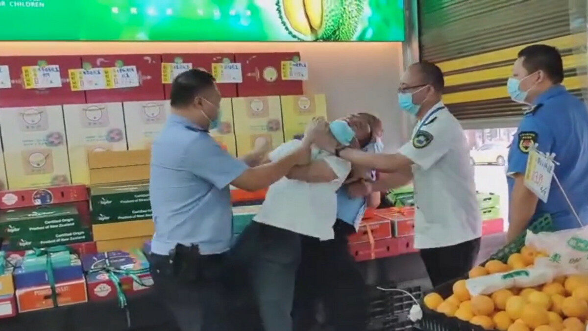 【禁闻】中共防疫手段愈加残暴 辣椒水警棍齐出