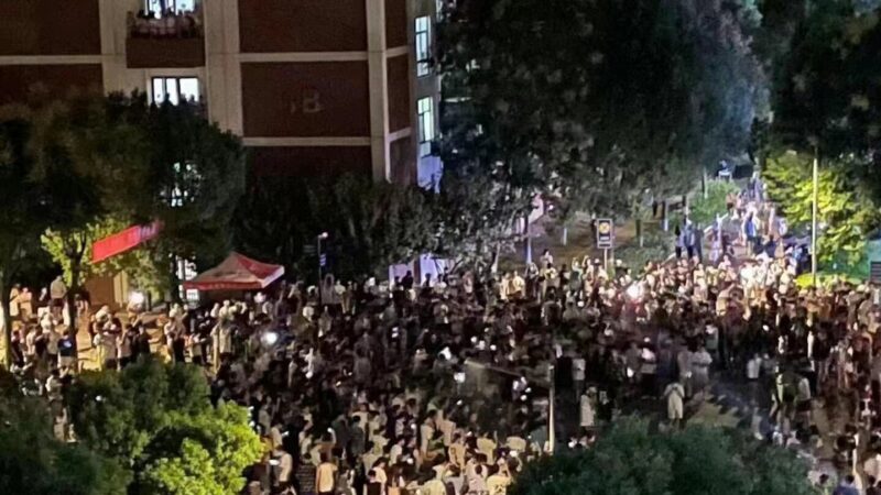 武汉高校爆发大规模学生游行示威 参与者被威胁（多视频）