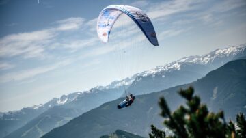 法國滑翔傘嘉年華 變裝跳傘創意無限
