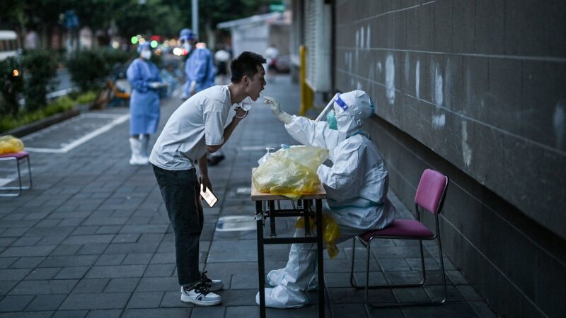中國核酸檢測機獲上市 民眾崩潰：人生都給核酸了