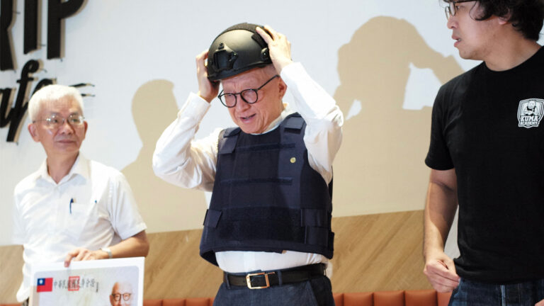 台灣富商曹興誠誓言抗共 出巨資打造平民猛士