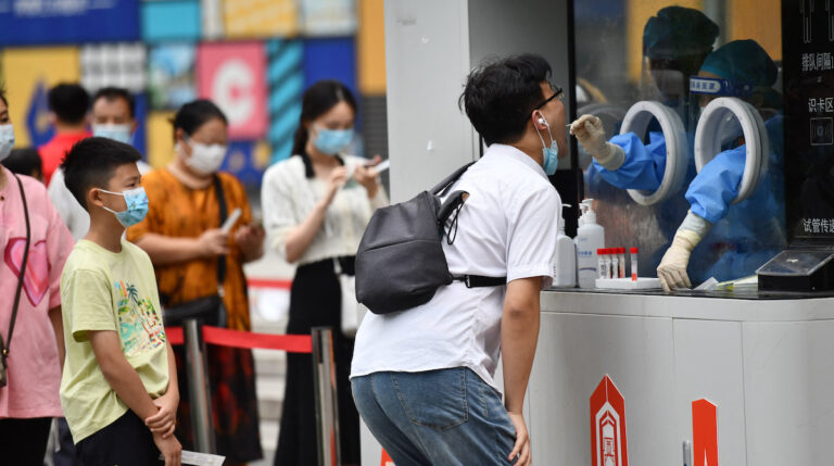 成都核酸採樣信息登記卡像搞政審 網友大罵