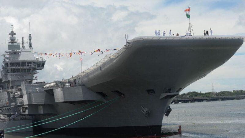 与中共抗衡 印度首艘国产航母正式服役