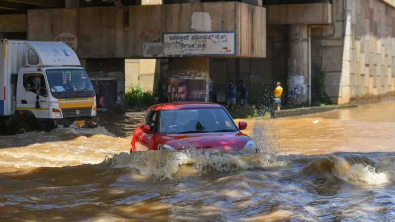 印度科技重镇遭洪灾 淹水停电交通惨