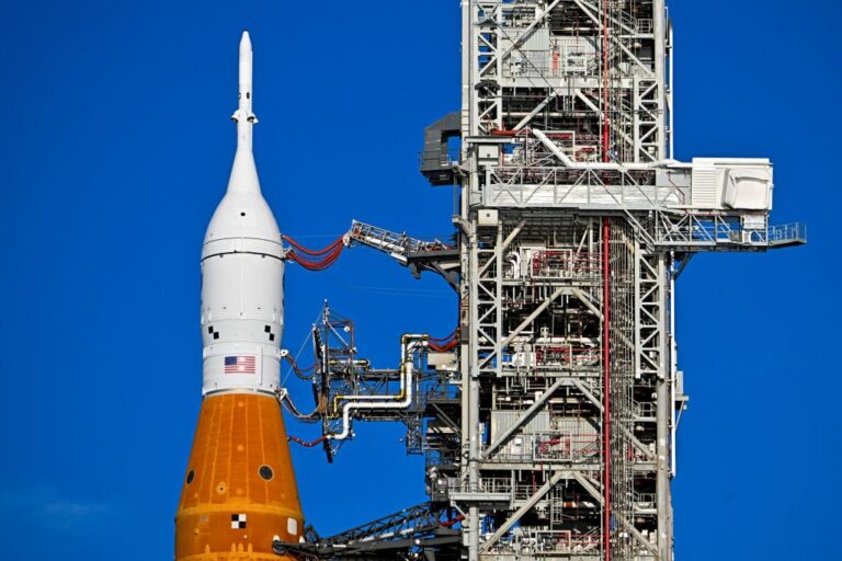 重燃希望 NASA發射巨型登月火箭時間出爐