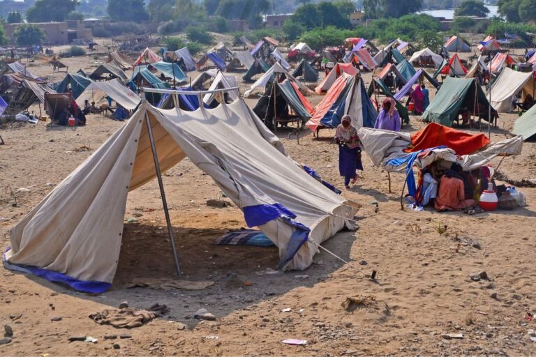 世紀洪災席捲巴基斯坦 1/3國土泡水裡近1500人喪生