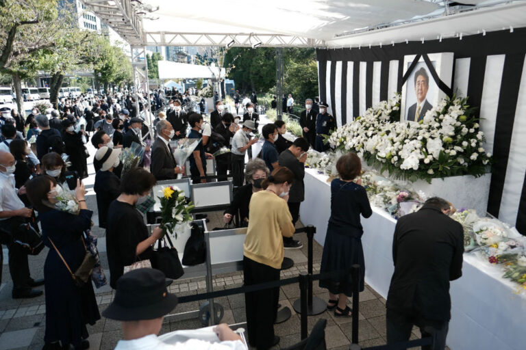 安倍晉三國葬 到場獻花民眾排長隊 當局提前開放