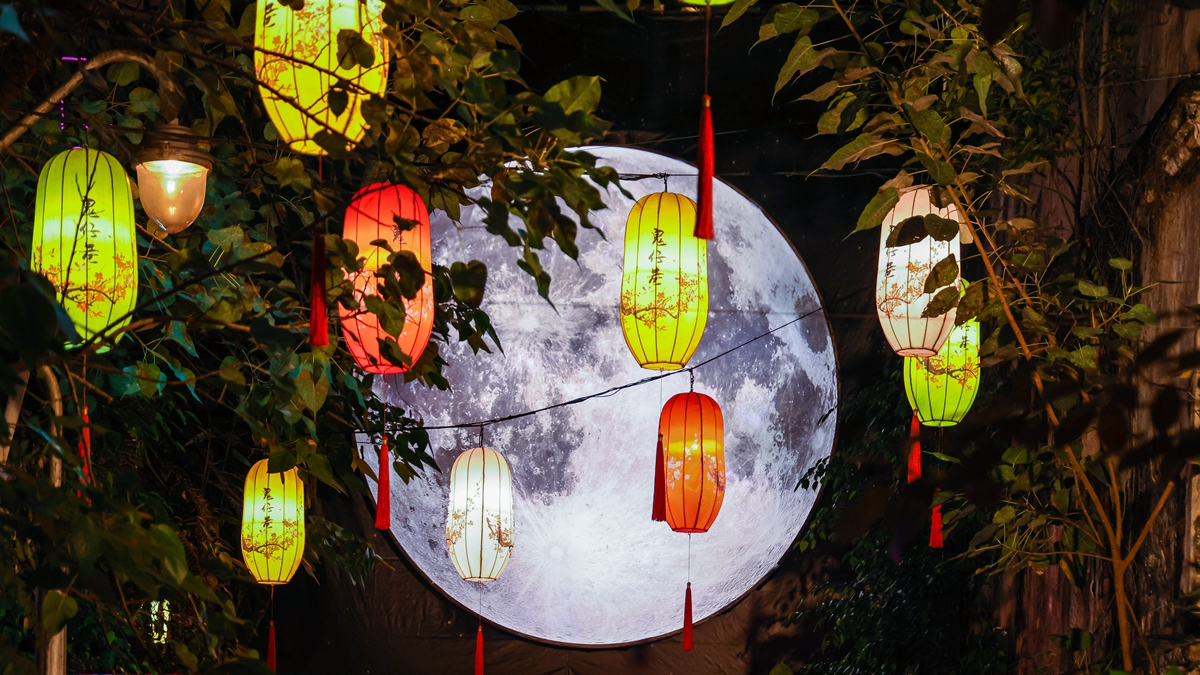 2022年9月3日,馬來西亞一條商業街上的中秋節布景。(Annice Lyn/Getty Images)