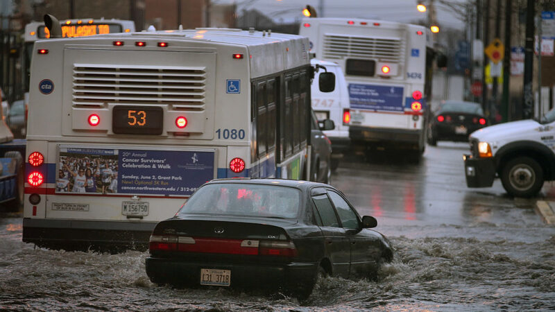 芝加哥遭洪水袭击 密歇根湖现7英尺高浪