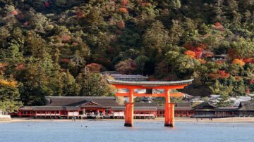 登宫岛访严岛神社 明年10月起开征访问税