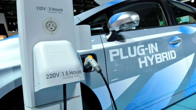 晚間新聞財經簡報：$9億電動汽車充電金；貸款利率超6%
