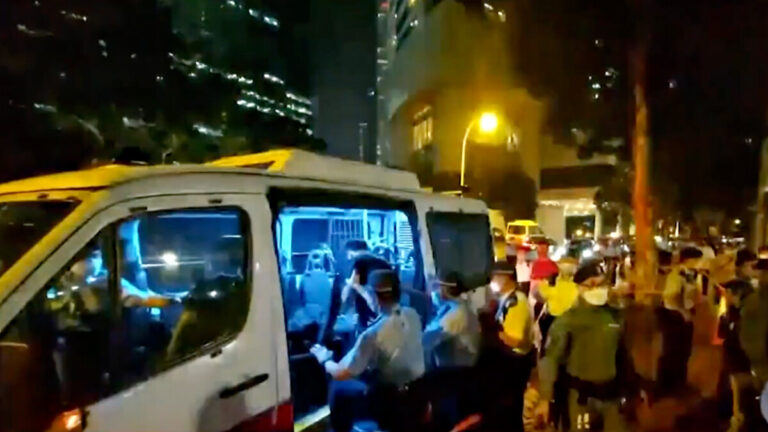 港人悼念女王 一男子吹奏《願榮光歸香港》被逮捕