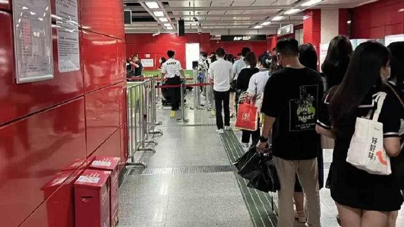 廣州地鐵「反向掃碼」製造擁堵 網民粵語留言大罵