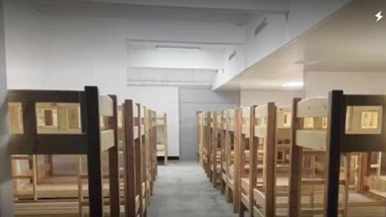 一個房間住80人 河南某校學生宿舍像方艙挨批
