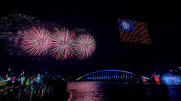 国庆焰火闪耀嘉义夜空 逾20万人到场观赏