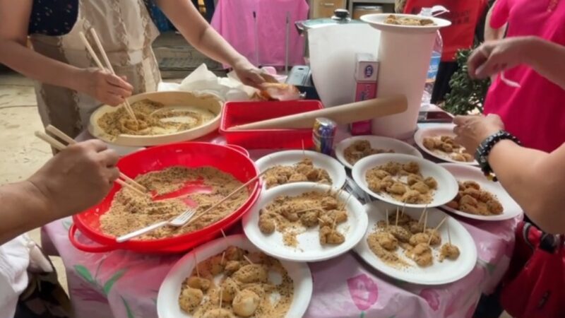 傳統客家麻糬製作方法：煮熟攪勻粘花生粉