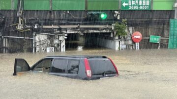 輕颱尼莎帶來大豪雨 土石砸汐止伯爵山莊居民急撤