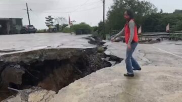 降雨引发土石流 基隆七堵道路裂开塌陷