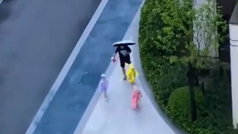 上海爸爸拿着喇叭 追赶三胞胎女儿回家吃饭（视频）