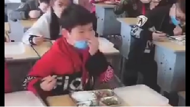 魔幻清零：大陆小学生教室内戴口罩吃饭（视频）