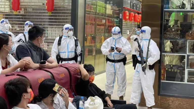 西雙版納封機場千人被困 公安持槍抓捕抗議民眾(視頻)