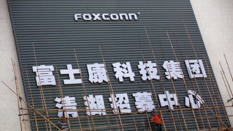 【禁聞】富士康爆大規模疫情 工人哄搶物資