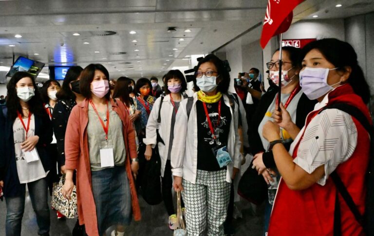 跟團出國旅遊打疫苗、海外確診怎麼辦？QA一次看