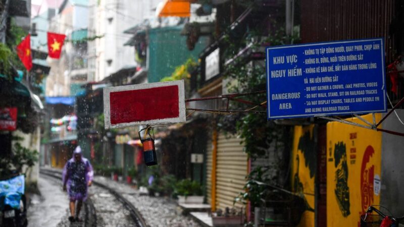 越南网红景点 河内火车街被封 业者盼当局给生路