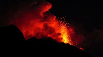 震撼！意大利斯特龙博利火山喷发