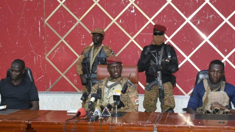 一年第2次政變 布吉納法索軍方接受總統有條件下台