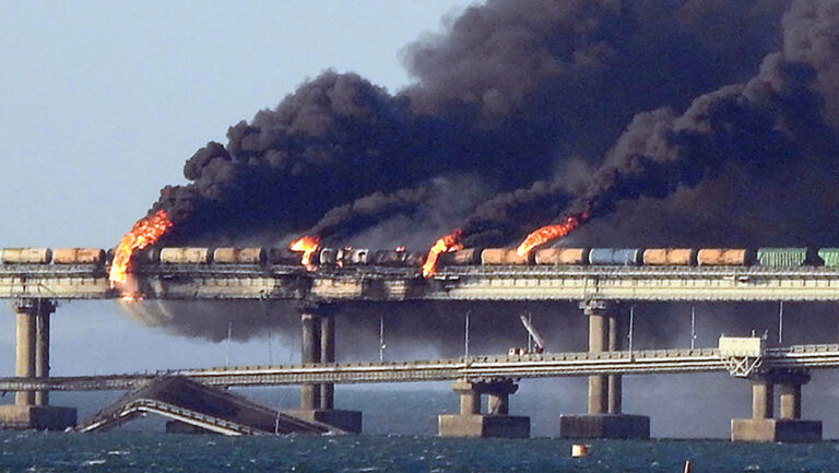 俄軍主要補給線 連接克里米亞跨海大橋大爆炸(視頻)