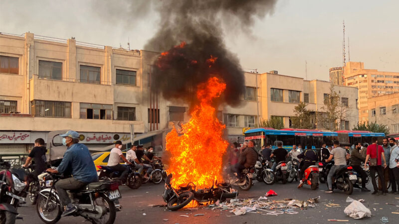 不顧最後通牒 伊朗學生不懼暴力繼續抗議