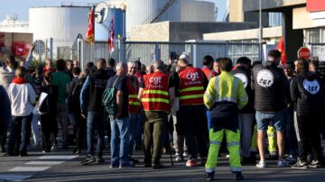 煉油廠罷工進入第四週 法國鬧油荒