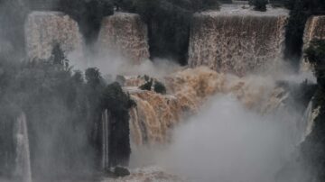 巴西连续一周暴雨 南美伊瓜苏瀑布再现奇景