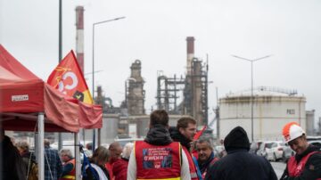 炼油厂持续罢工 法国总理拟再祭征用工人令