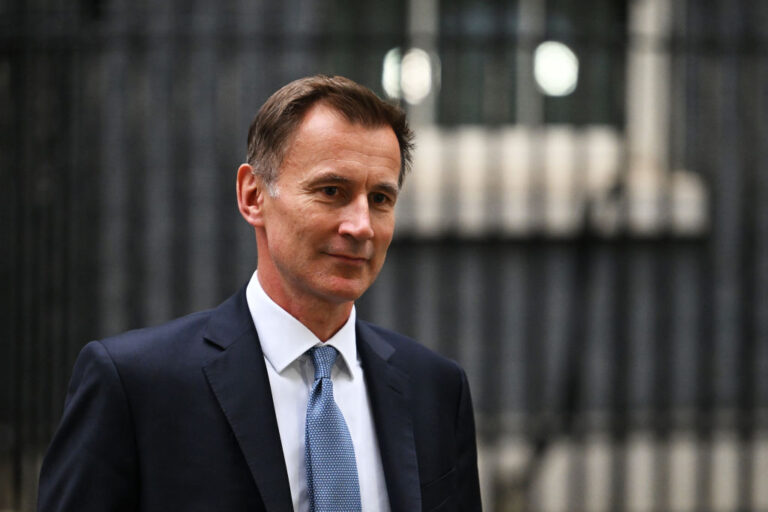英財長幾乎全盤撤銷「減稅」政策 英鎊上漲