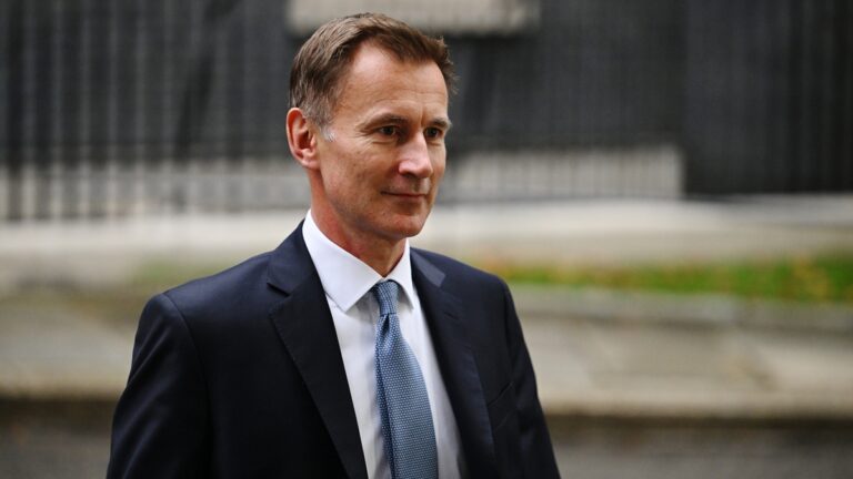 英國新任財相亨特 捍衛經濟政策急轉向