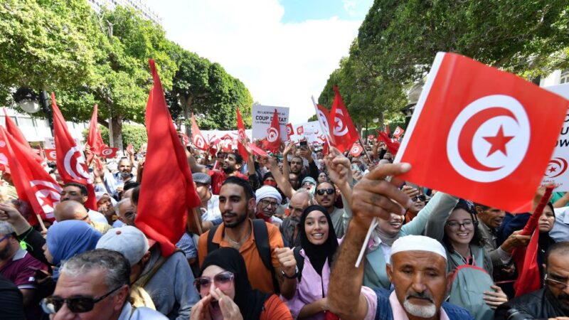 经济危机引发不满 突尼西亚数千民众上街怒吼