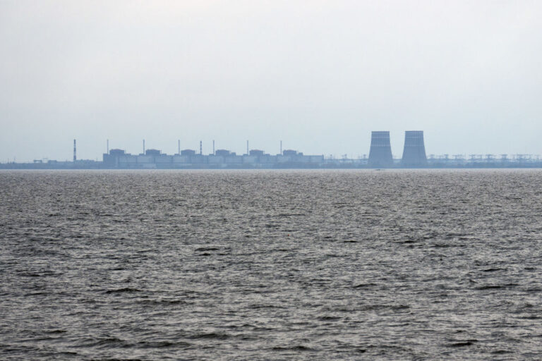 俄黑海艦隊母港遭無人機攻擊 烏媒發無人艇攻擊畫面